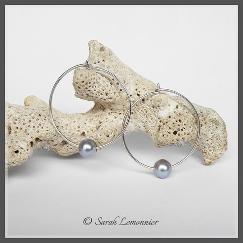 Boucles d'oreilles créoles en argent et perle de culture bleu, moderne et chic