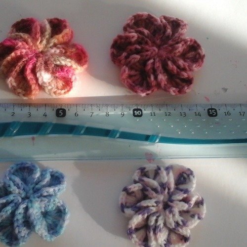 Lot de 4 fleurs au crochet en laine