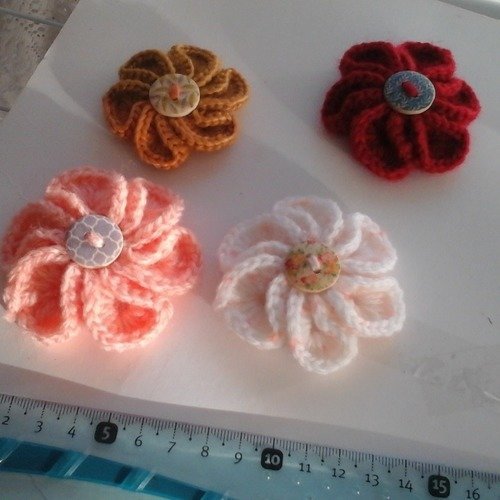 Lot de 4 fleurs au crochet en laine