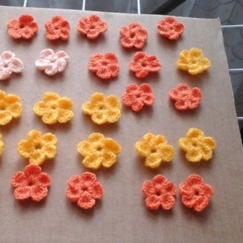 Lot de 25 petites fleurs au crochet
