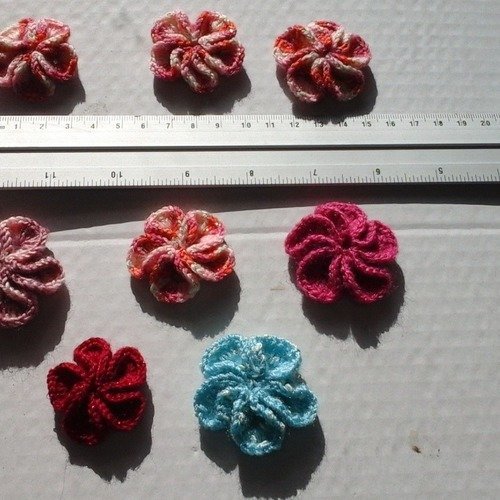 Lot de 8 fleurs au crochet en laine