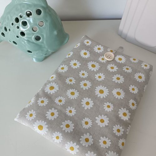 Pochette livre molletonnée, personnalisée,fait main,pochette motif marguerite,protection pour tablet