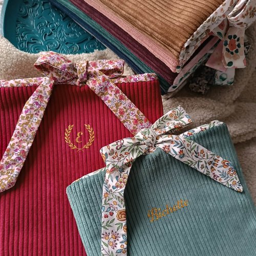 Pochette livre format poche en velours côtelé,fait main,plusieurs coloris au choix, idée cadeau,