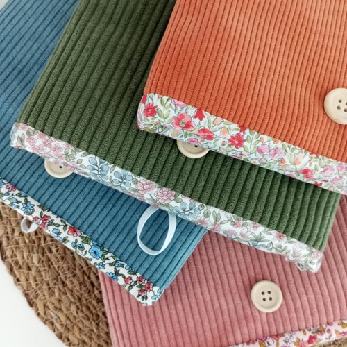 Pochette livre  en velours côtelé, plusieurs coloris au choix, format poche ou broché, idée cadeau,