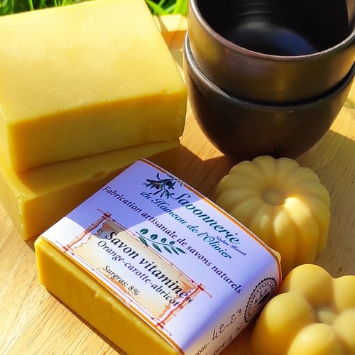Savon vitaminé orange carotte abricot .