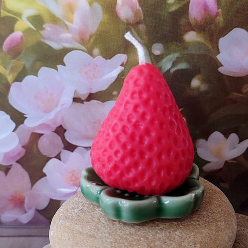 Bougie parfumée en forme de fraise.