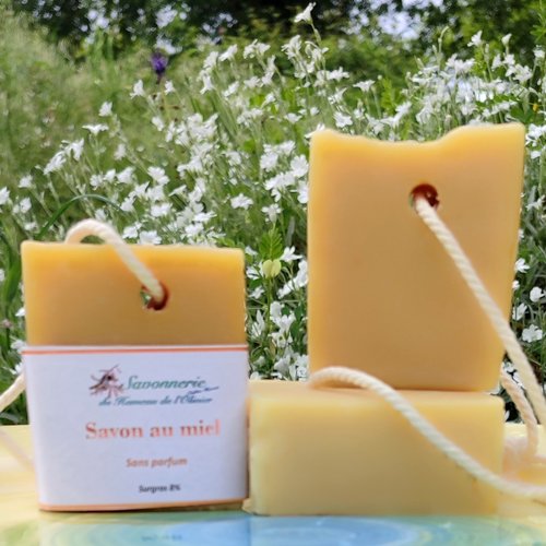 Savon au bon miel de la ruche avec cordon.