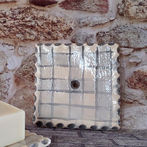 Porte-savon quadrillé en céramique émaillée.