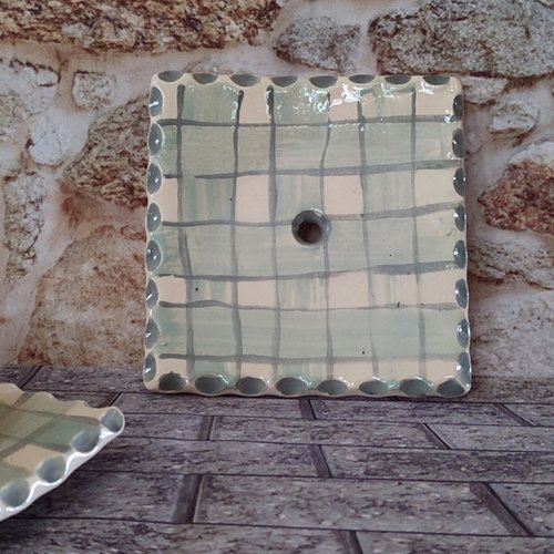 Porte-savon quadrillé en céramique émaillée.