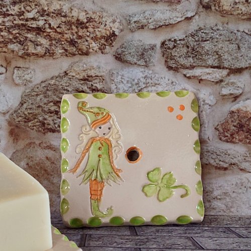 Porte-savon en céramique – lutin & trèfle.