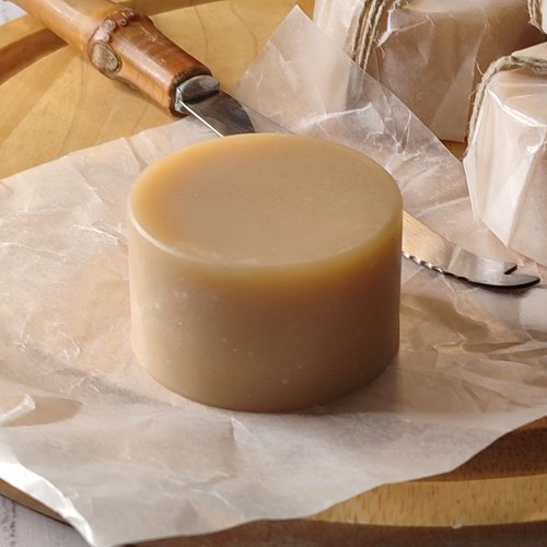 Savon au lait de chèvre cru, façon crottin de chèvre.