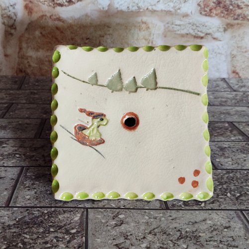 Porte-savon en céramique artisanale : tortue en luge et décor montagne.
