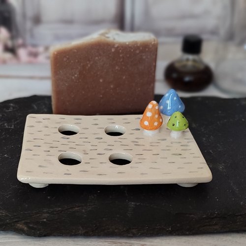 Porte-savon en céramique fait main avec décor de champignons fantaisie.