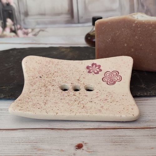 Porte-savon en céramique émaillée fait main, motif floral mauve et moucheté.