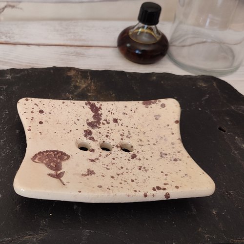 Porte-savon motif fleur et éclaboussures terre d'ombre brulée.
