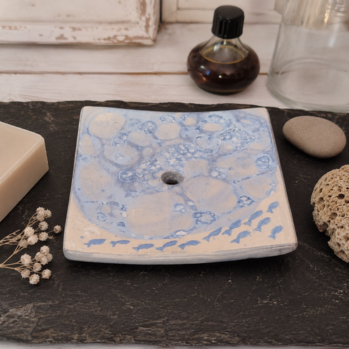 Porte-savon artisanal en céramique émaillée – décor marin