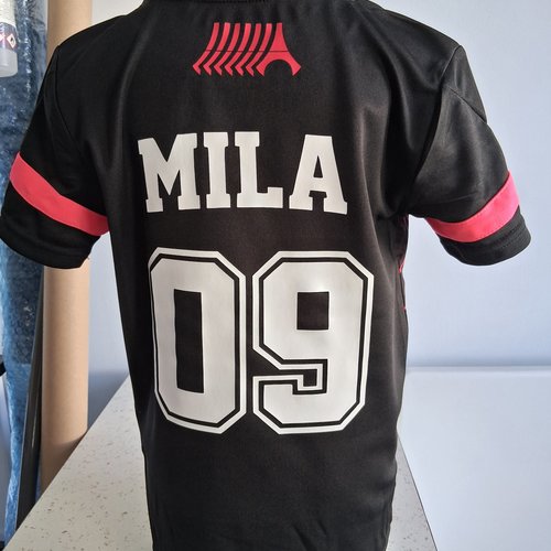 Tee-shirt personnalisé enfant – prénom + numéro – flocage textile (ex : mila 09)