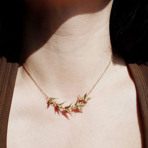 Collier oiseau en or, ras du cou hirondelle volante, bijou petit grue en origami, collier choker oiseau, cadeau personnalisé pour elle