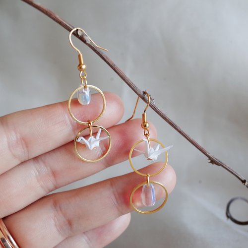 Boucles d'oreilles oiseaux, boucles d'oreilles gouttes dépareillées, bijoux grue origami, cadeau d'anniversaire pour femme