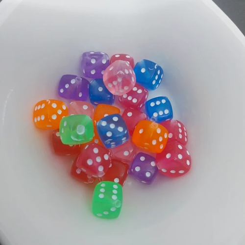 25 perles en forme de dé – acrylique transparent multicolore – 10 mm