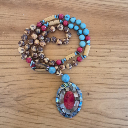 Collier açaï medaillon de nacre turquoise et rouge