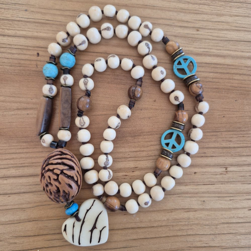 Collier vegan noyau de pêche et tagua