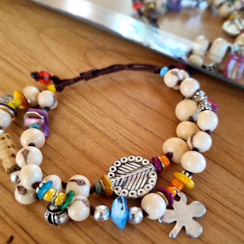Bracelet à breloques hippie bohème blanc et multicolore