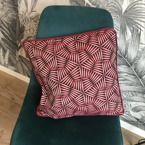 Coussin similicuir bordeaux rose