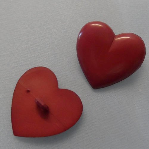 2 boutons à queue plastique 27 mm cœur rouge foncé