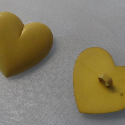 2 boutons à queue plastique 27 mm cœur jaune