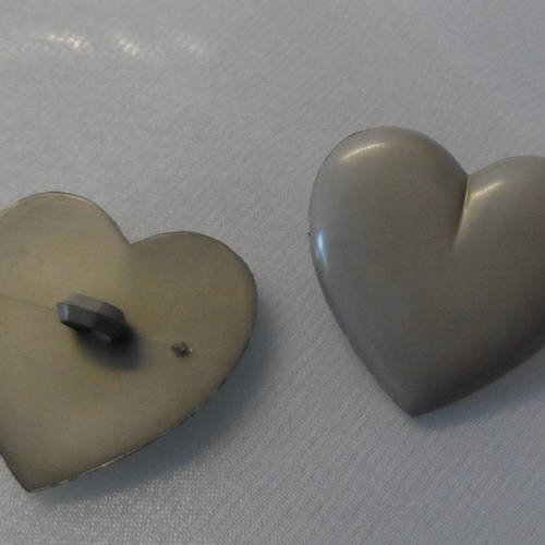 2 boutons à queue plastique 27 mm cœur gris taupe