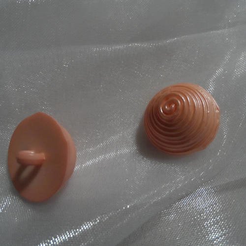 2 boutons à queue plastique 22 mm motif spirale rose pâle