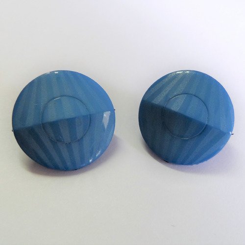 2 boutons à queue plastique 18 mm bleu clair