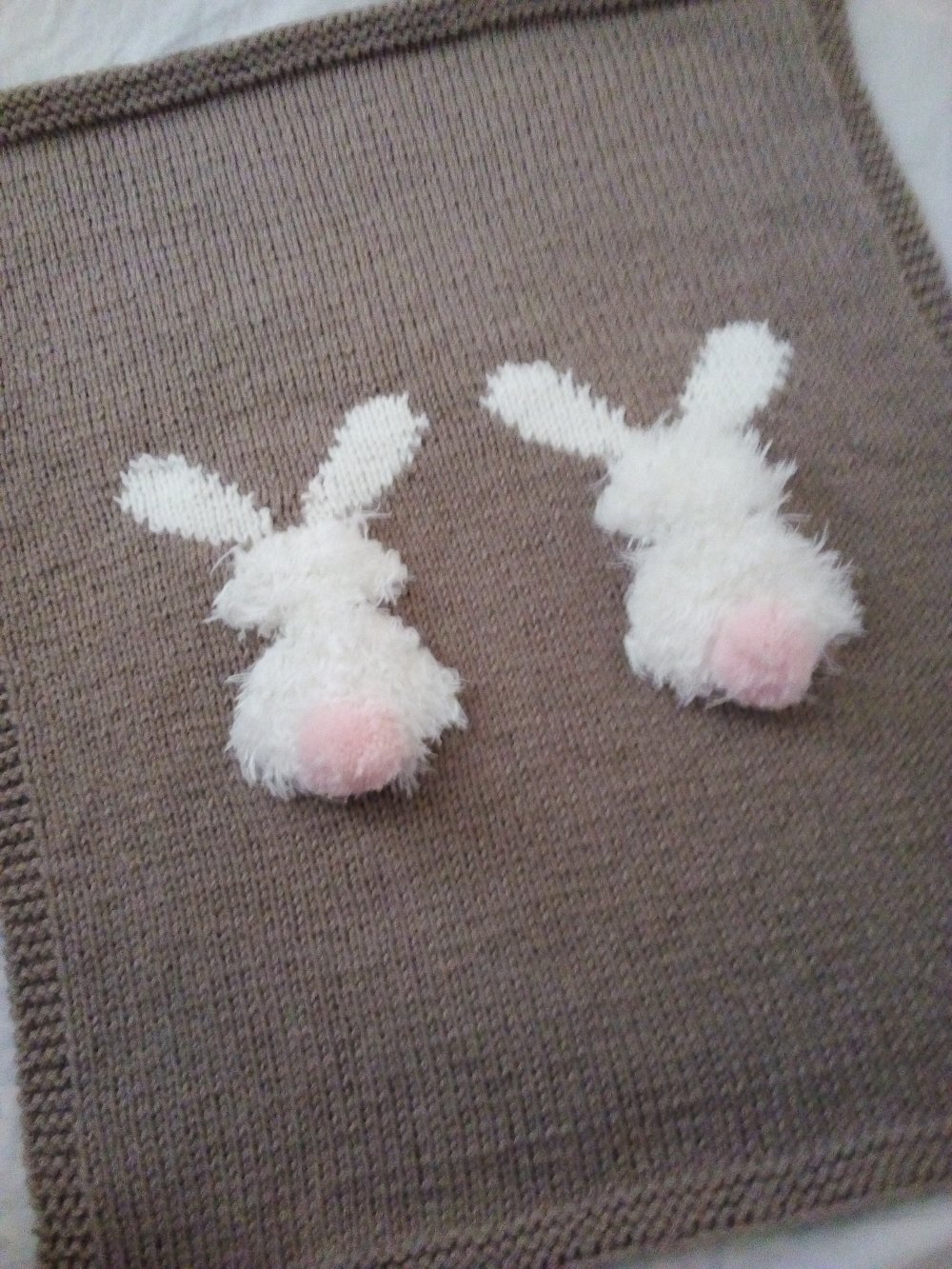 Couverture Bebe Enfant Tricot 2 Lapins Beige Blanc 0 65 M Largeur X 0 75 M Hauteur Tricot 100 Fait Main Un Grand Marche