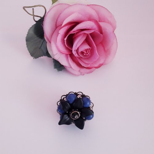 Bague  réglable de forme arrondie ornée de perles howlite/bleu (vendu)