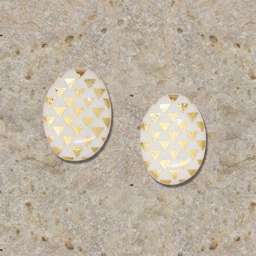 2 cabochons 13 x 18 mm en résine impression triangles or