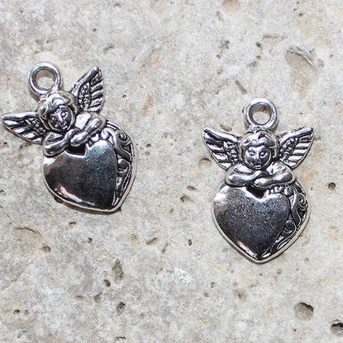 Un lot de 2 anges cupidon posés sur un coeur argent 16 mm x 25 mm 