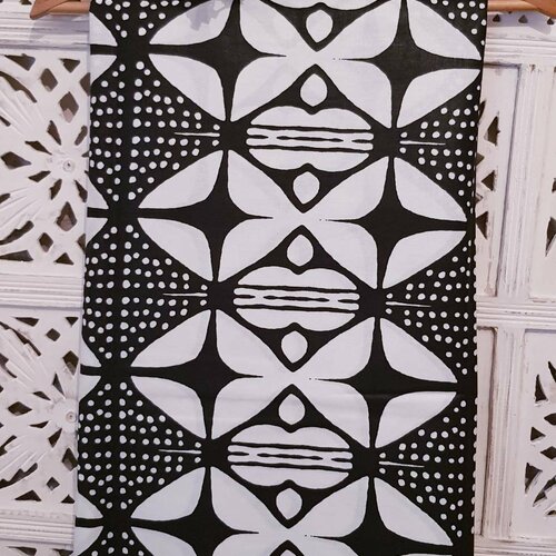 Tissu bogalan 100% coton,motifs ethniques géométrique, noir et blanc,assez rare,mesures à partir de 50cm/120cm de largeur .ankara fabrics.