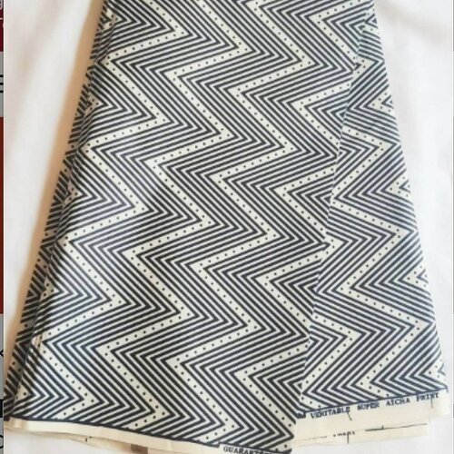 Tissu wax,motif chevrons, noir et blanc,à partir de 50cm/116cm de largeur.ankara fabrics.