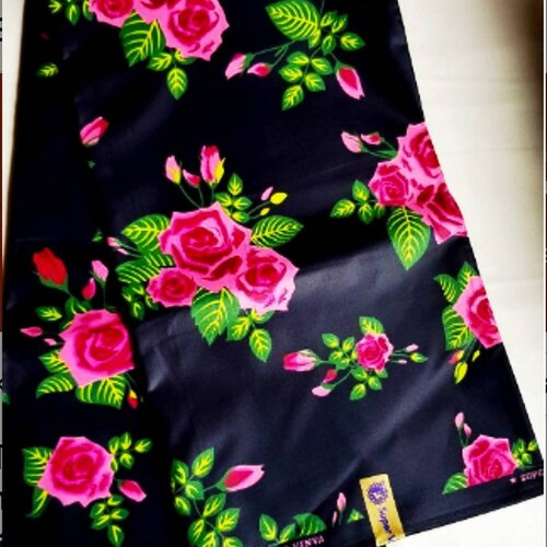 Tissu wax ,motif fleuri, fond noir,à partir de 50cm/116cm de largeur.ankara fabrics.