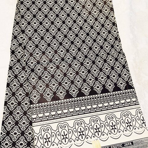 Tissu wax,motif fleuri, noir et blanc,à partir de 50cm/116cm de largeur.ankara fabrics.