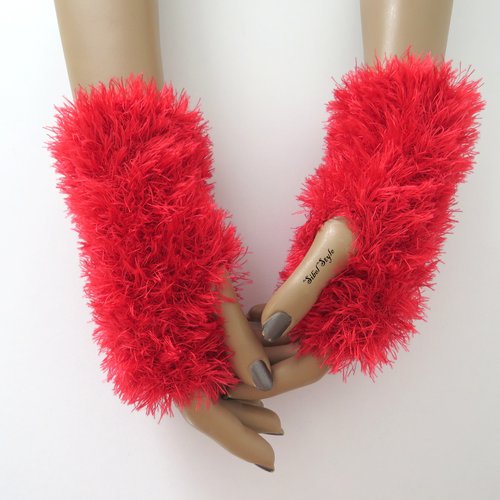 Mitaines au tricot fait main aspect fausse fourrure coloris rouge pour femme, gants sans doigts, chauffe mains poignets hiver, cadeau noël