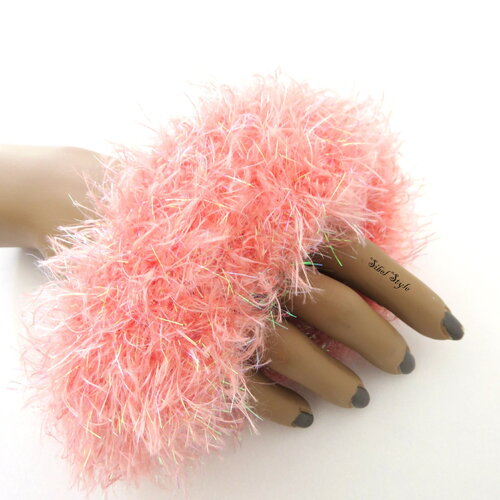 Chouchou tricot fait main fausse fourrure rose saumoné, elastique de cheveux femme, attache chignon, accessoire de coiffure fête, cadeau