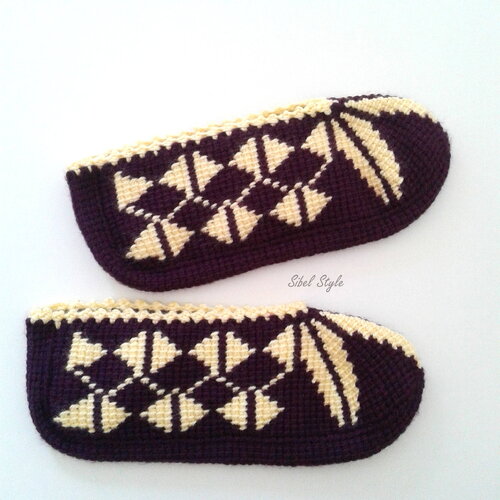 Chaussettes femme tricot fait main violet écru, pantoufles hiver, chaussons intérieur, slippers socquettes basses, cadeau anniversaire
