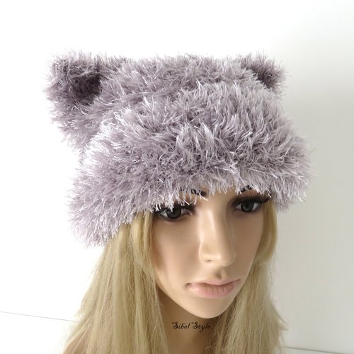 Bonnet aux oreilles de chat coloris gris au tricot fait main aspect fausse fourrure pour femme, chapeau hiver, couvre chef, cadeau noël