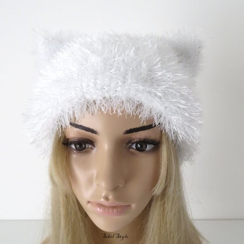 Bonnet tricot fait main aux oreilles de chat aspect fausse fourrure coloris blanc pour femme, chapeau hiver, couvre chef toque, cadeau noël