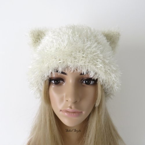 Bonnet au tricot fait main aux oreilles de chat aspect fausse fourrure coloris crème blanc cassé pour femme, chapeau d'hiver, couvre chef