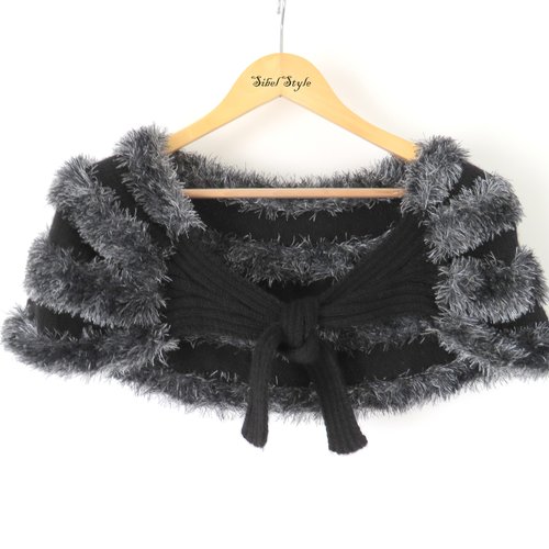 Écharpe châle légère en maille noire et grise, fait main, avec nœud sur le devant.