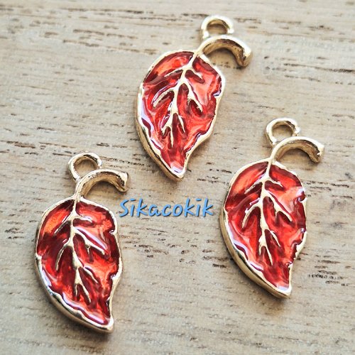5 breloques feuilles rouge et métal doré