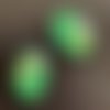1 cabochon ovale 13*18 1/2 vert irisé 1/2 pailleté vert
